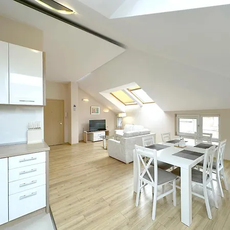 Top-floor Luxury Old Views & Free Parking Apartment *