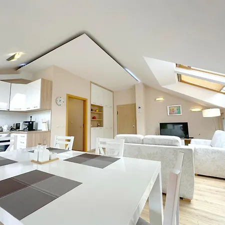 Top-floor Luxury Old Views & Free Parking