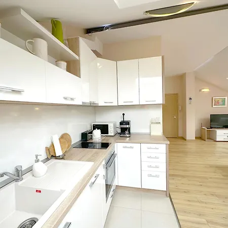 Top-floor Luxury Old Views & Free Parking Apartment