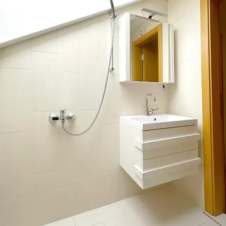 Top-floor Luxury Old Views & Free Parking