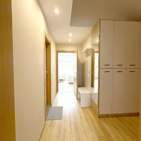Top-floor Luxury Old Views & Free Parking Apartment