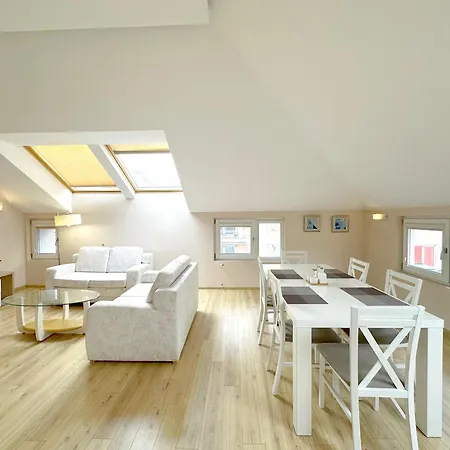 Top-floor Luxury Old Views & Free Parking Apartment