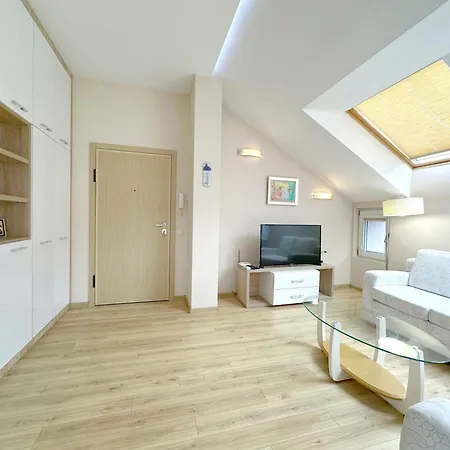 Top-floor Luxury Old Views & Free Parking Apartment *